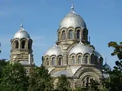 La iglesia de la Theotokos Orans (Nuestra Señora del Signo) en Vilnius muestra características típicas del desarrollado renacimiento bizantino: expuesta en dos tonos, rayado, albañilería; cuatro ábsides simétricos bien fusionados en la cúpula principal, creación de un esquema triangular de altura; arcadas mezcladas en las cúpulas; y un relativamente pequeño campanario, subordinado claramente a la cúpula principal.