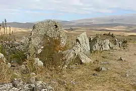 Hilera de piedras con agujero