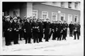 El Almirante Saldías rodeado de Oficiales peruanos y norteamericanos en la entrada principal del Centro Médico Naval de Bellavista, poco antes de su inauguración