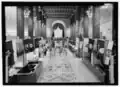 El histórico vestíbulo en 1933, hoy cubierto por césped artificial