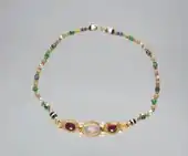 Collar; circa 200 AC; oro, piedra de luna, granate, esmeralda, cornalina, perla barroca y agata; dimensión: 39.4 cm; Cleveland Museum of Art (Cleveland, Estados Unidos)