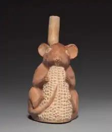 Vaso de cerámica que representa a un roedor sobre una mazorca de maíz. Cultura moche (200-800 d.C.), Perú. Museo de Arte de Cleveland.