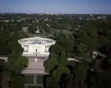 Cementerio Nacional de Arlington, con el Arlington Memorial Amphitheater y la Tumba de los desconocidos (Estados Unidos).