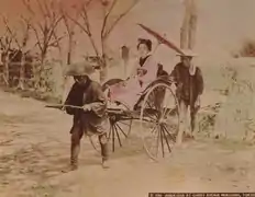 Mujer japonesa en rickshaw, en la avenida Mukojima, Tokyo.