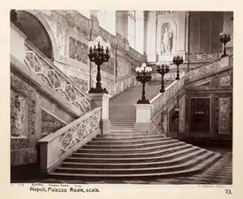 La escalera tras la remodelación de Genovese y Gavaudan, con la balaustrada con varias torchères.