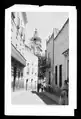 Calle Ponciano Aguilar en Guanajuato, al fondo se distingue la torre del Templo de la Compañía de Jesús, ca. 1880