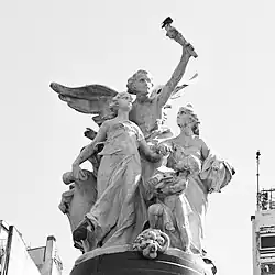 Se muestran las figuras femeninas que coronan el fuste de la Escultura 'Francia a la Argentina', simbolizando a la Argentina y Francia, guiadas por una "victoria alada".