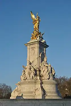 Victoria Memorial (1901-1924) del escultor sir Thomas Brock, punto culminante del plan para The Mall, Londres