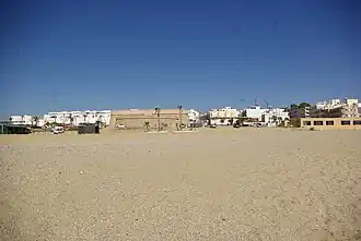 Playa con el Castillo de las Escobetas.