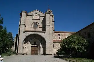 Monasterio dominico de Santo Tomas (1482-1493) de Avila, fue sede del tribunal de la inquisición durante seis años y residencia veraniega de los Reyes Católicos. Fue obra de Martín de Solórzano por encargo de Hernán Núñez de Arnalte, tesorero de los Reyes Católicos. Ha sido expresamente declarado en 1985 Patrimonio de la Humanidad, como elemento individual integrante del conjunto Ciudad vieja de Ávila e iglesias extramuros (ref. 348-011, con un ámbito protegido de 1.02 ha).[5]​
