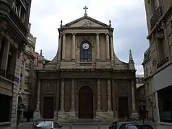 Aspecto general de la fachada de la iglesia Saint-Thomas-d'Aquin (París), a la izquierda el relieve de Gruyere