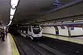 Tren de la serie 3000 entrando en la estación, línea 2.