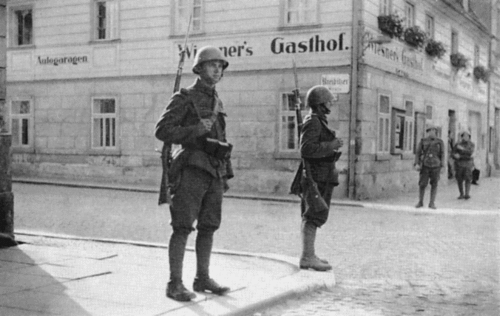 Soldados checoslovacos patrullando por Česká Lípa.