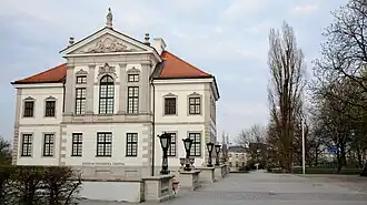 Castillo Ostrogski en Varsovia (después de 1681), destruido en 1944, luego reconstruido entre 1949 y 1955. Hoy alberga el Museo Frédéric Chopin.
