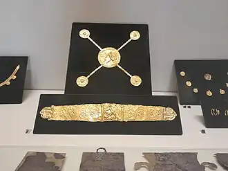 Joyas de oro de una mujer joven (siglo II a. C.)