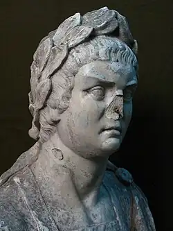 Busto de Nerón, tallado en piedra, con ligeros desgastes visibles pero con la nariz completamente destruida.