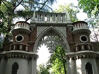 Racimo de uvas en una puerta arqueada