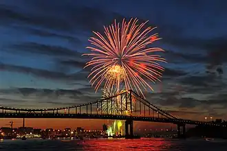 Fuegos en motivo del Día de Kiev