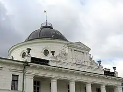 Frontón del palacio