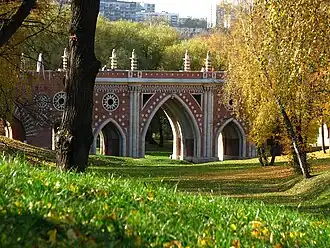 Gran puente en el parque