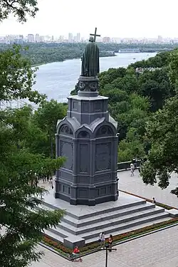 El monumento a Vladimiro I en Kiev con el Dniéper al fondo