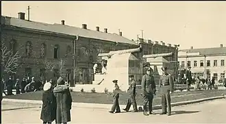 La plaza principal, 1942