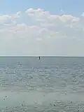 Hombre andando por el mar de Syvash debido a la poca profundidad de sus aguas.
