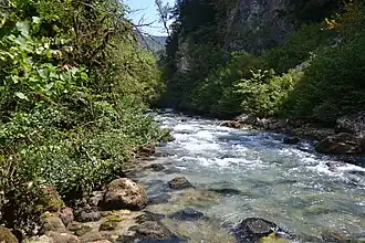 Yupshara desde el lago Ritsa