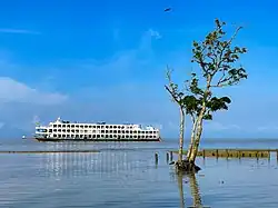 La distancia fluvial entre la ciudad de Bhola y la capital Daca es de 195 km.