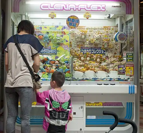 Peluches de Rilakkuma, Korilakkuma y Kiiroitori en una máquina en Japón.