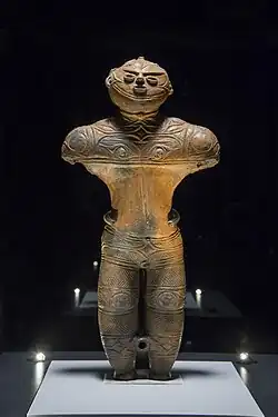 Figura hueca de arcilla. La mayor del tesoro.