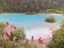 La característica del Valle de la Luna Azul de la Montaña de Nieve Yulong: el agua conocida por su color "leche" y su calidad "pura" se vuelve azul cuando hace buen tiempo.