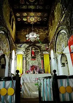 Altar mayor con una imagen devocional del Sagrado Corazón