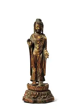 Buda de pie. Período de Silla unificada. Bronce dorado, altura 23.9 cm. Museo Nacional de Corea.