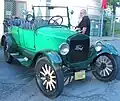 Un 1927 Ford T con ruedas de artillería