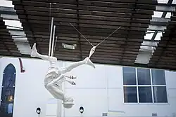 Escultura colgada del techo