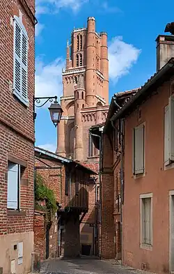 Rue des Prêtres, un callejón medieval de ladrillo rojo.