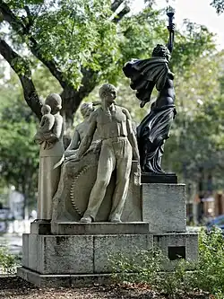 El monumento visto desde la derecha.