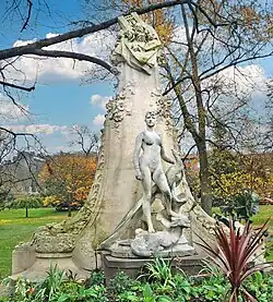 'La mujer del pavo real' de Falguière