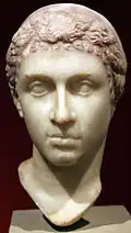 Cleopatra de Berlín, mediados del siglo I a. C., también con peinado tipo «melón» y diadema, expuesta en el Altes Museum.[1]​[3]​[444]​