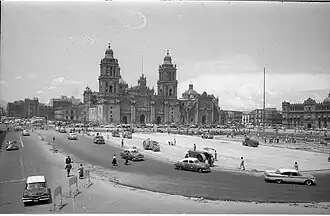 Catedral en 1958, durante las obras para colocar la plancha de concreto en el Zócalo.
