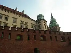 Murallas defensivas bajo la Torre de Segismundo.