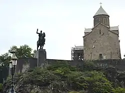 El acantilado de Metekhi, sobre el que se alza el monumento al rey Vakhtang I Gorgasal (estatua de 1967)