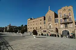 imagen del real santuario san José de la Montaña en Barcelona en un día despejado con el cielo azul