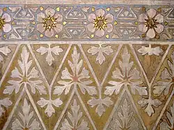 Elementos florales en las paredes.