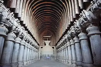 El gran chaitya en las cuevas budistas de Karla, cerca de Lonavala (c. 120 a. C.)