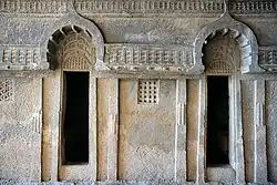 Motivo del arco de Chaitya en un vihara en las cuevas de Bedse.