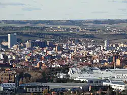 Vista de la ciudad. A la izquierda sobresale el edificio Duque de Lerma, a la derecha la torre de la catedral. Al fondo la torre del homenaje del castillo de Fuensaldaña.