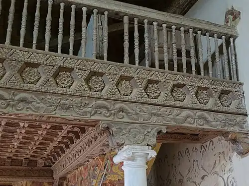 Plataforma del coro sobre zapata y columna jónica