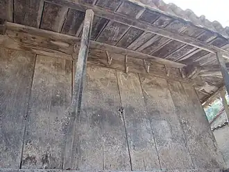 Detalle de las tablas que cierran el edificio llamadas cureñes